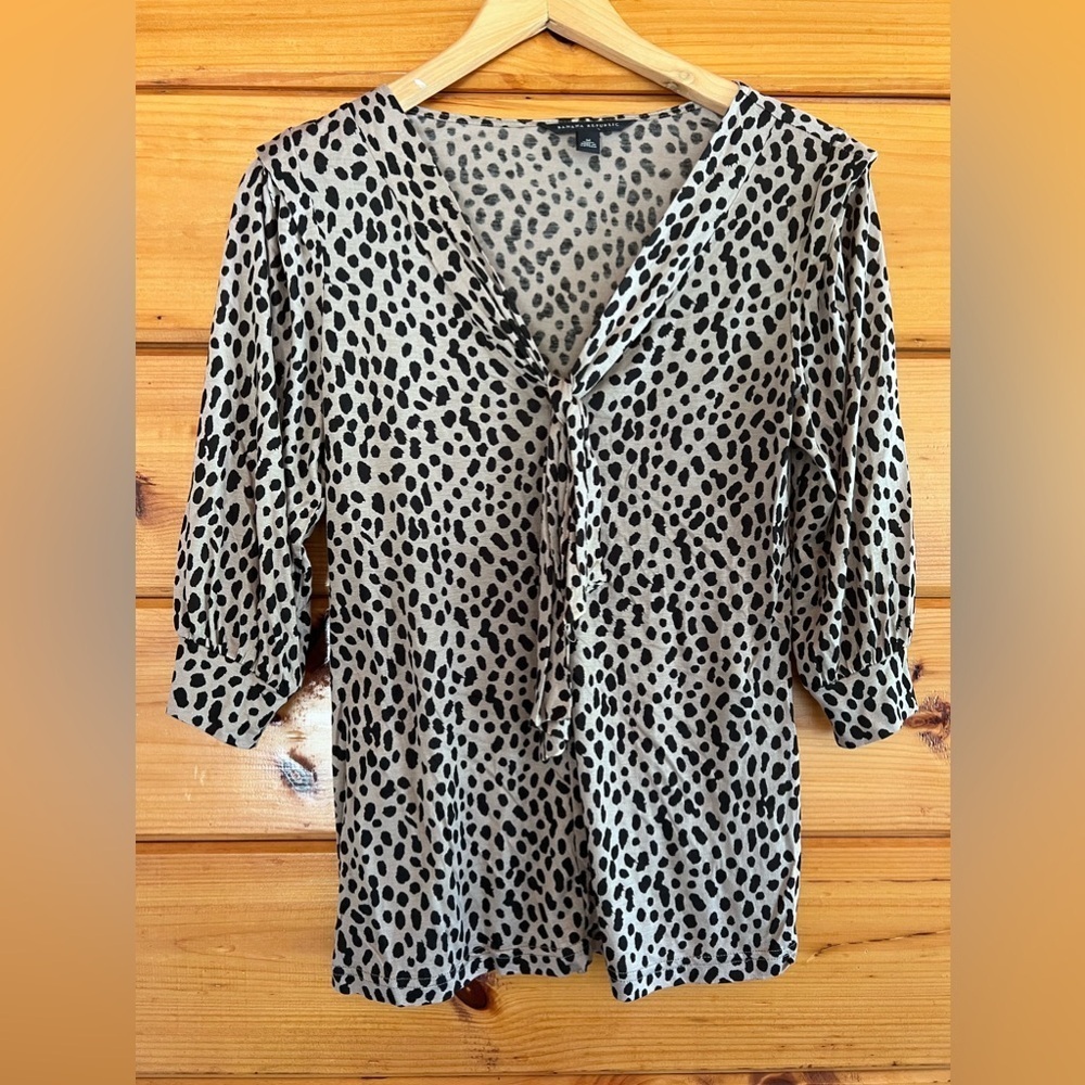 Banana Republic Animal Print Women's Blouse. Size M